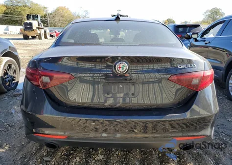 2022 Alfa Romeo Giulia z USA, uszkodzony, nr VIN ZARFAMAN3N7655217